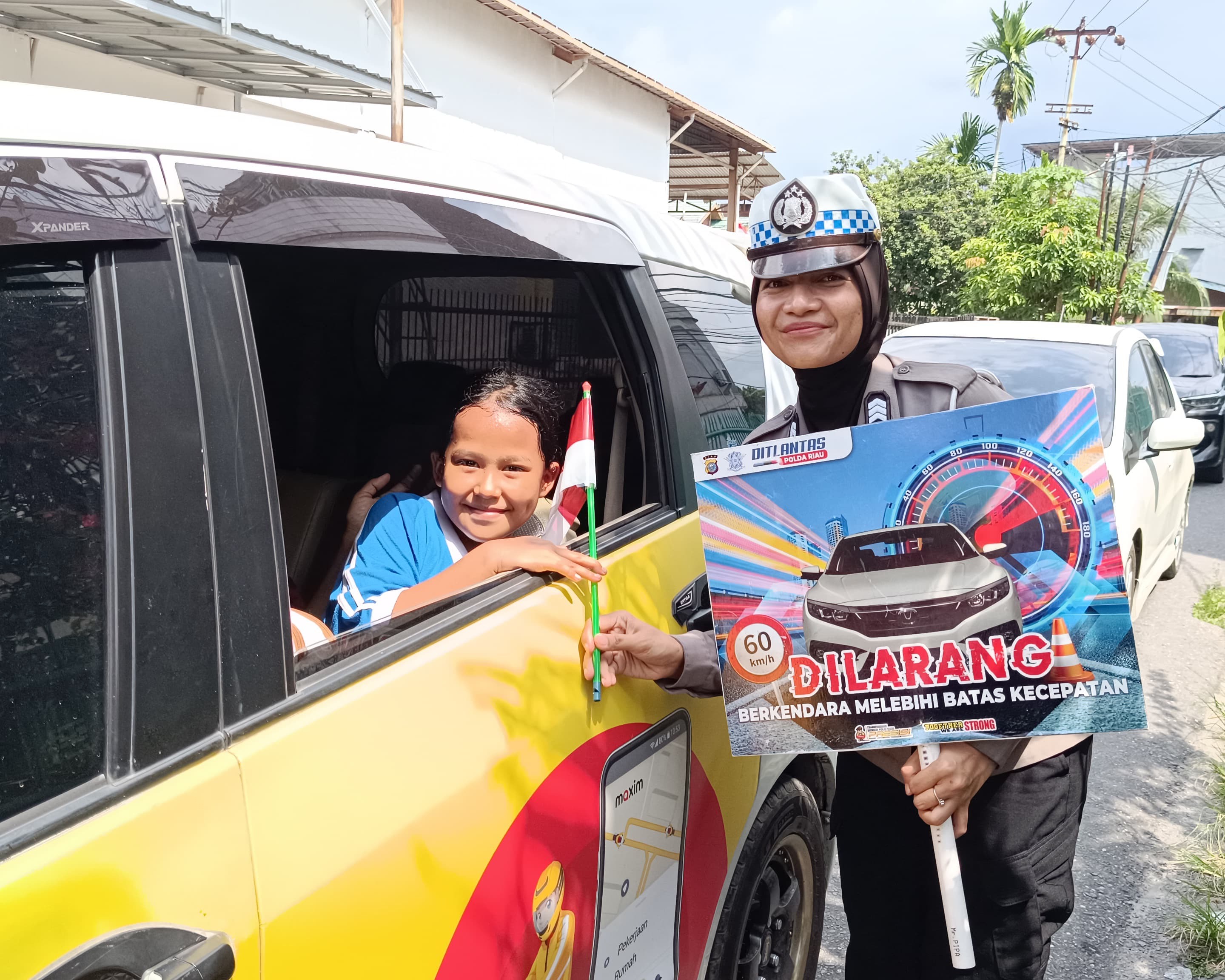 Gelorakan Semangat Hari Kemerdekaan RI Ke-80, Ditlantas Polda Riau Dan Satlantas Jajaran Bagikan Bendera Merah Putih Ke Pengendara