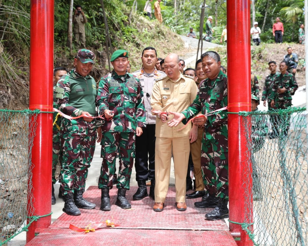 Bupati Taput Resmikan Jembatan Gantung  Ir. Soekarno Aek Sarulla Kecamatan Pahae Jae