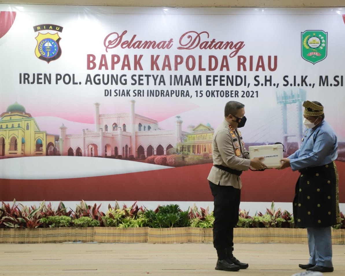 Kunker Ke Kabupaten Siak, Kapolda Riau Lakukan Peninjauan Pelaksanaan Vaksinasi Covid-19 Bagi Lansia Dan Pelajar