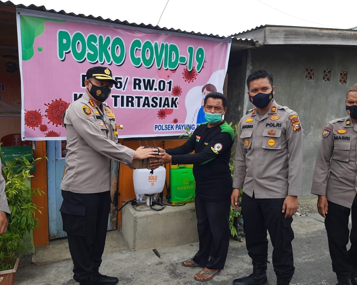 Kapolresta Pekanbaru Didampingi Kapolsek Payung Sekaki Sambangi Kampung Tangguh 'JB Berkebun' Serta Bagikan Masker Gratis di Kelurahan Tampan dan Tirta Siak