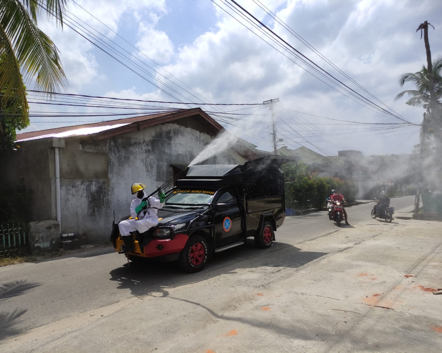 Cegah Penyebaran Covid-19, Satuan Brimob Polda Riau Lakukan Penyemprotan Disinfentan Di Wilayah Kota Pekanbaru