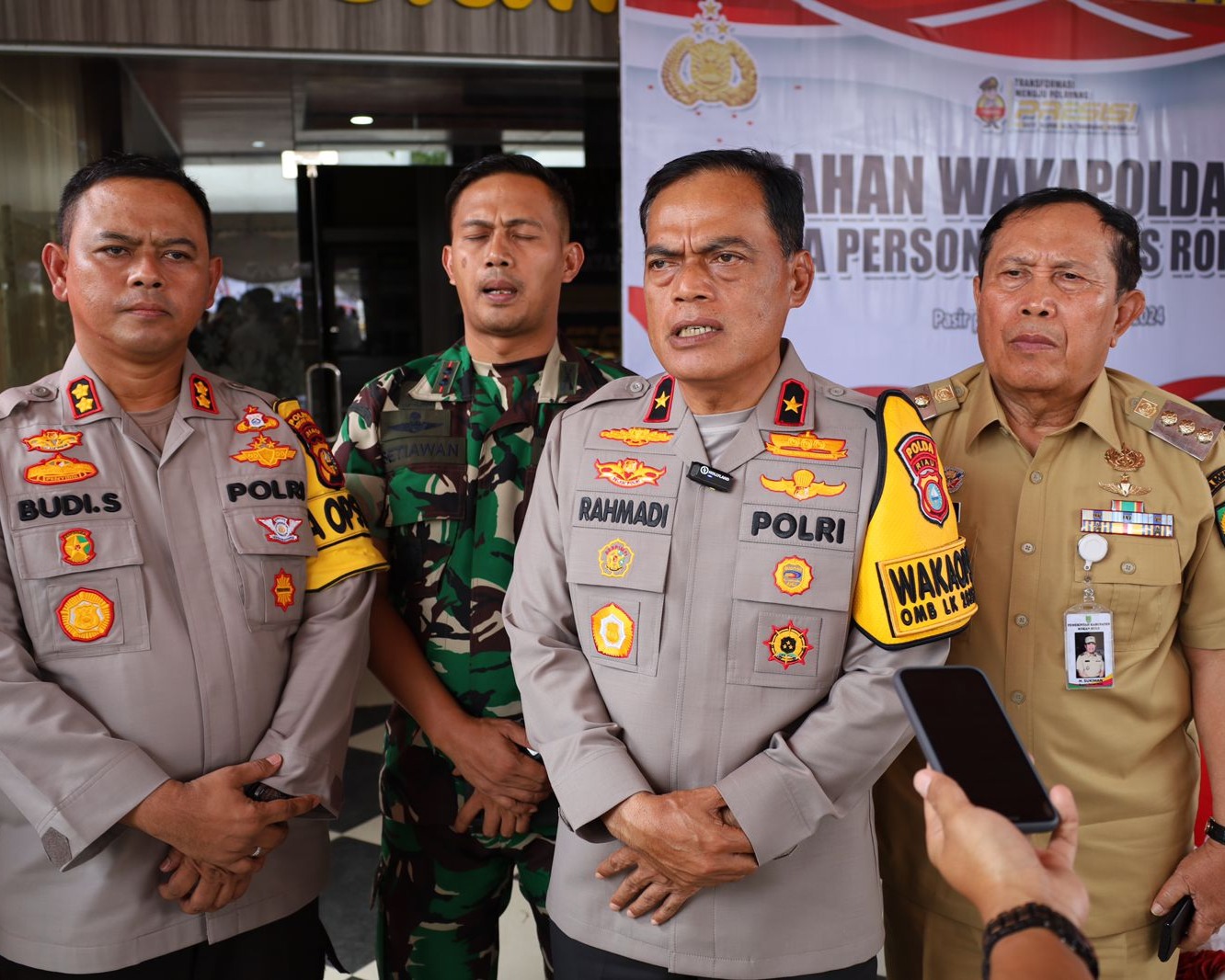 Wakapolda Riau Berikan Bantuan kepada Warga Terdampak Banjir di Rohul dan Tekankan Netralitas dalam Pemilu Damai