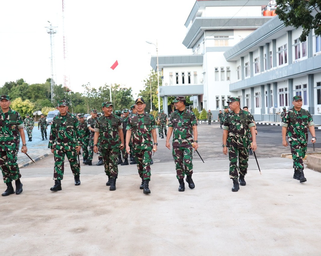 Panglima Koops Udara I dampingi Panglima TNI Tinjau Latgabma Griffin Cakti 2025