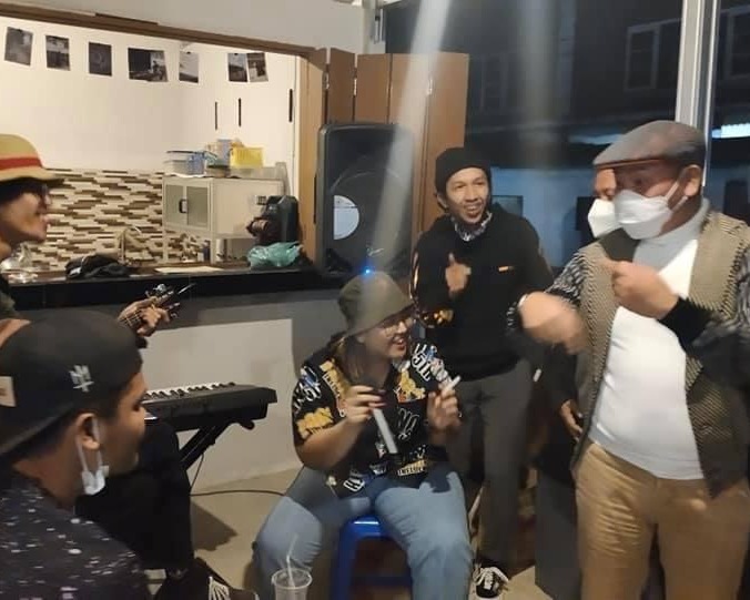 Setelah Ibadah Bersama Keluarga Tahun Baru 2021, Bupati Taput Drs. Nikson Nababan, M.Si Melakukan Menyapa Masyarakat Dengan Berjalan Kaki