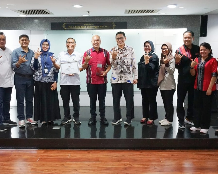 Bupati Tapanuli Utara Terima Penghargaan Ber-AKHLAK 2022, 10 Besar Pemerintah Kabupaten Dengan Indeks Implementasi Nilai 'Loyal'