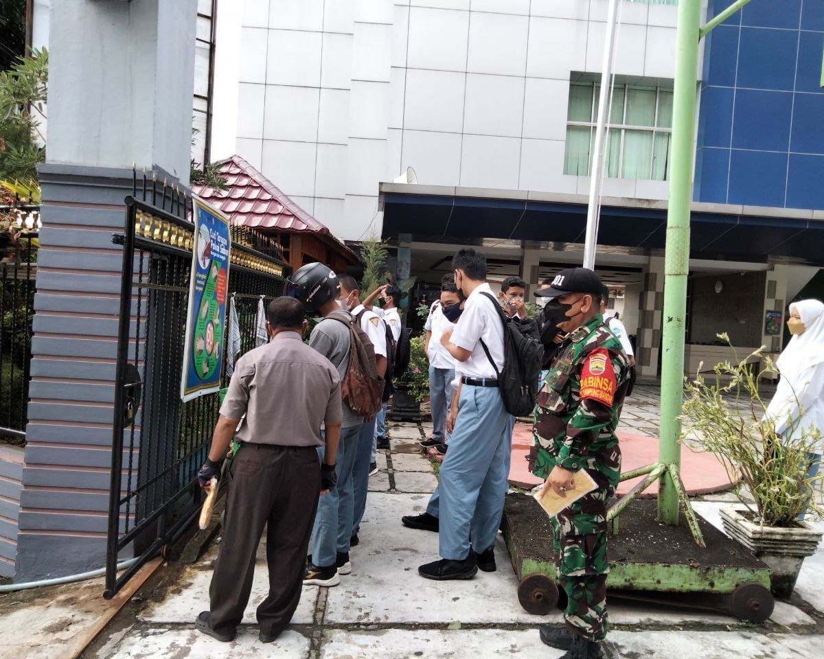 Cegah Penyebaran Covid 19, Babinsa Kodim 0301/PBR Laksanakan Pengawasan Prokes di Sekolah