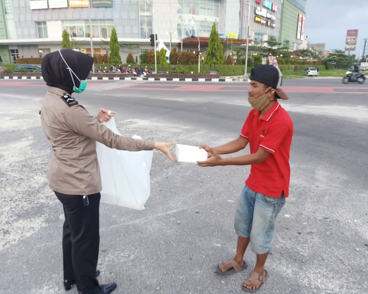 Turun Langsung Ke Jalan, Polwan Polresta Pekanbaru Membagikan Nasi Kotak dan Ta'jil Untuk Berbuka Puasa