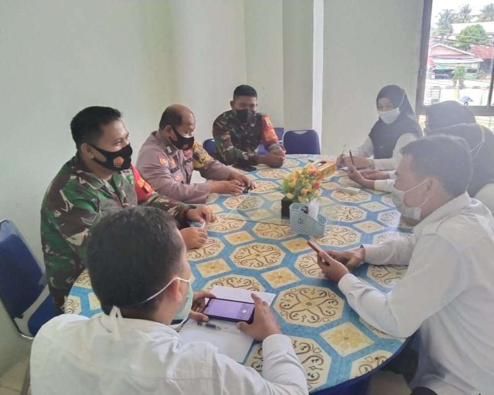 Personil Babinsa Kodim 0301/PBR Hadir Rakor Kelurahan Dalam Rangka Pelaksanaan PPKM Berskala Mikro di Kantor Lurah Tuah Madani