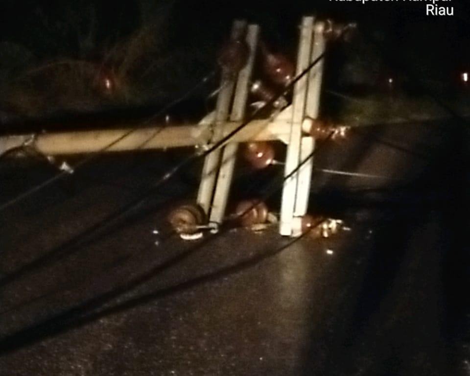 Tanpa Henti, PLN Kerja Keras Atasi Gangguan Di Tengah Cuaca Buruk Sejak Dini Hari