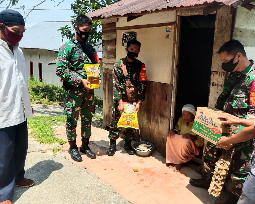Babinsa Kodim 0301/PBR Serahkan Bantuan Sembako Kepada Warga Kurang Mampu