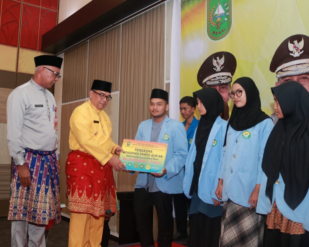 Wagubri Menyerahkan Secara Simbolis Beasiswa Pemerintah Provinsi Riau Tahun 2019