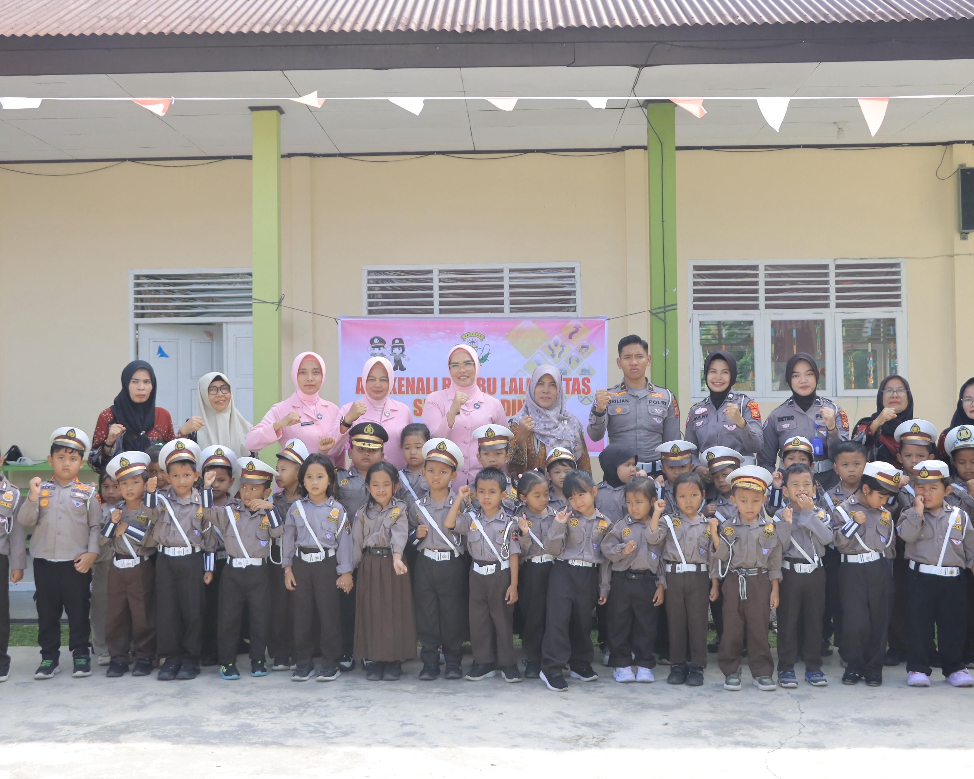 Polisi Sahabat Anak Sapa TK Bhayangkari Bangkinang, Tanamkan Etika Tertib Lalu Lintas Dan Green Policing Sejak Dini