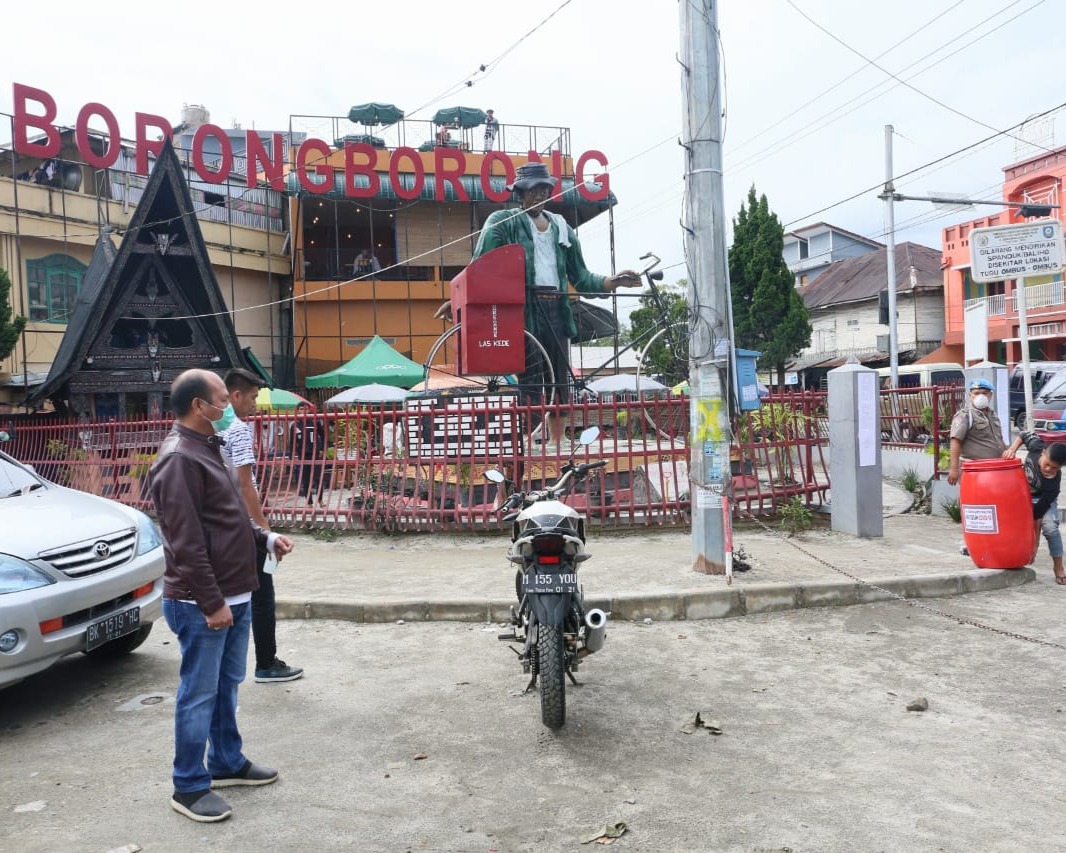 Bupati Taput Meninjau Pelaksanaan Sosialisasi Pencegahan Penyebaran Covid-19 di Siborong - borong