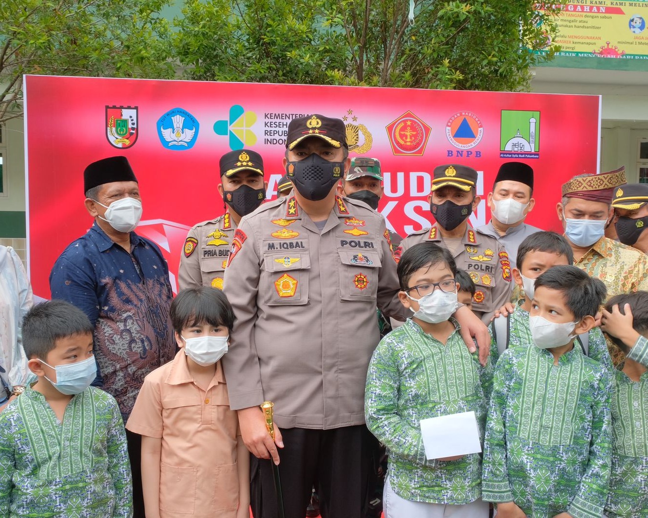 Kapolda Riau Irjen Pol M. Iqbal Berikan Semangat Dan Bingkisan Untuk Anak - Anak Peserta Vaksin Serentak
