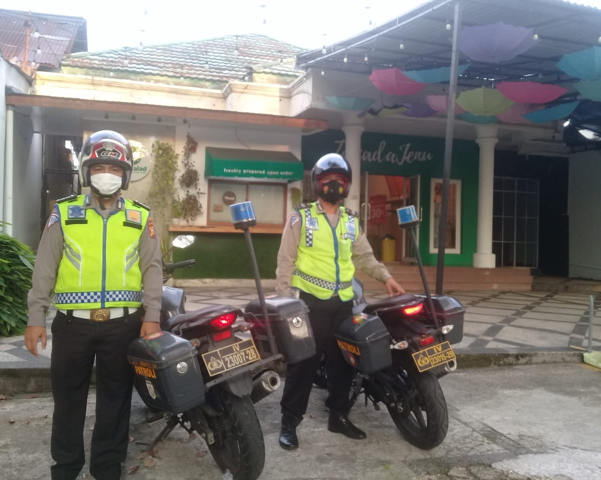 Cegah Terjadinya Kecelakaan Di Jalan Raya Saat Bersepeda, Polsek Lima Puluh Lakukan Pengawalan