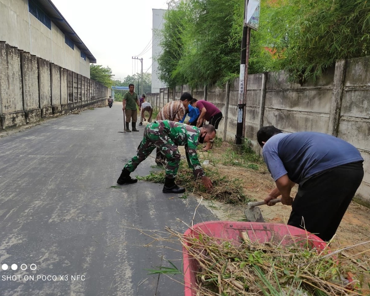 Personil Babinsa Kodim 0301/PBR Bersama Warga Laksanakan Gotong Royong Buat Gorong - Gorong