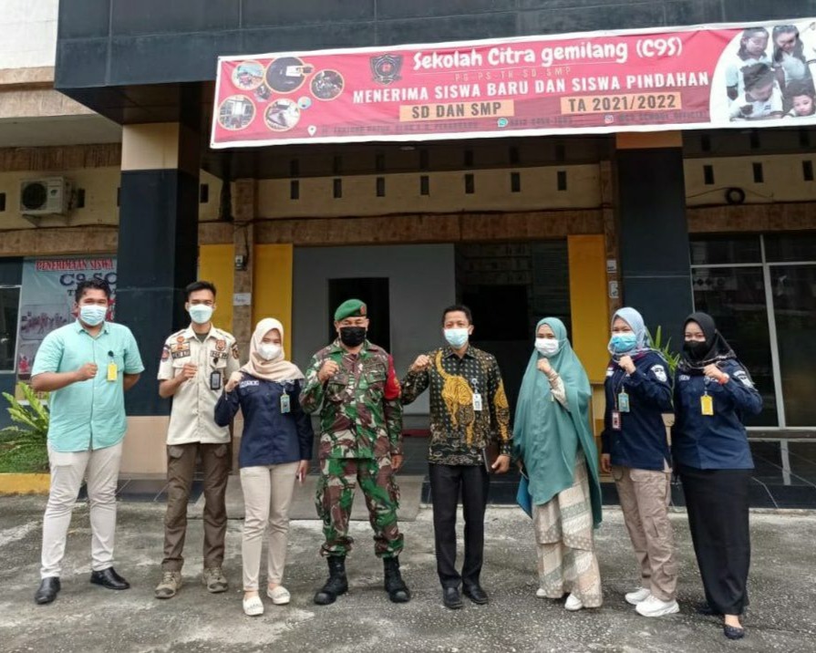 Babinsa Kodim 0301/PBR Terus Himbau Pelaku Usaha dan Proses Belajar Agar Tetap Mematuhi SE Wali Kota Tentang PPKM Level IV