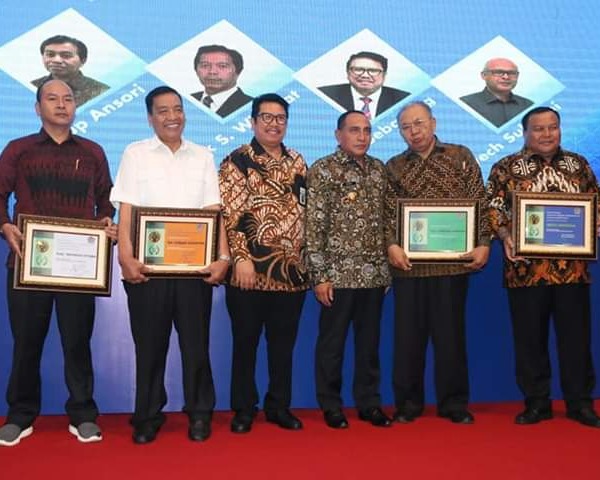 Bupati Taput Nikson Nababan Menerima Penghargaan Juara II SIKP Kanwil Ditjen Perbendaharaan Provinsi Sumut