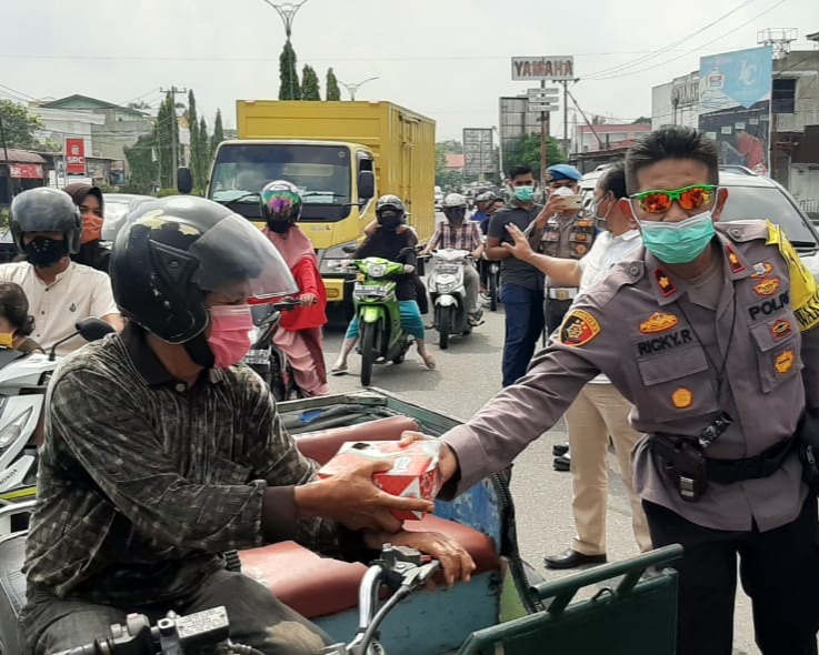 Polres Kampar Bagikan Ratusan Paket Makanan dan Sembako Untuk Masyarakat Terdampak Covid-19