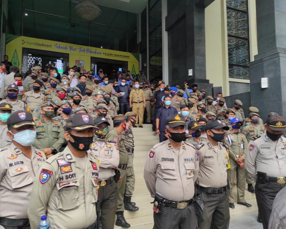 Berikan Rasa Aman, Polresta Pekanbaru Menurunkan 350 Personel Pengamanan Unras Geger