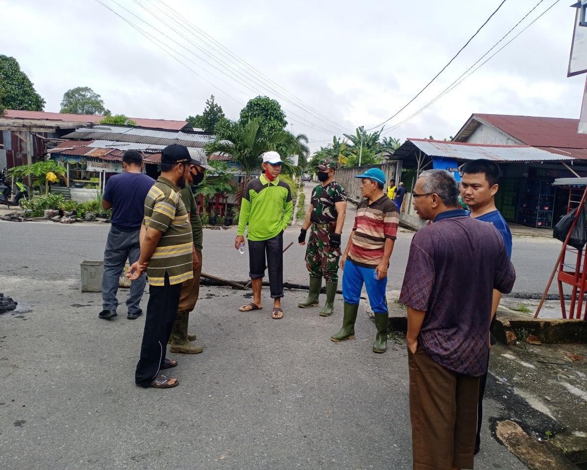 Babinsa Kodim 0301/PBR Dan Camat Bina Widya Serta Ketua RW Kelurahan Tobek Godang Laksanakan Kegiatan Gotong Royong Bersama