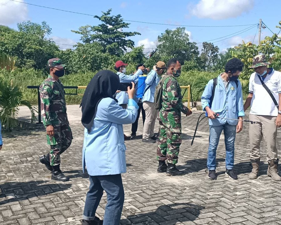 Babinsa Kodim 0301/Pekanbaru Bersama Babinkamtibmas Dan Mahasiswa/i KKN Lakukan Penyemprotan Desinfektan di Masjid