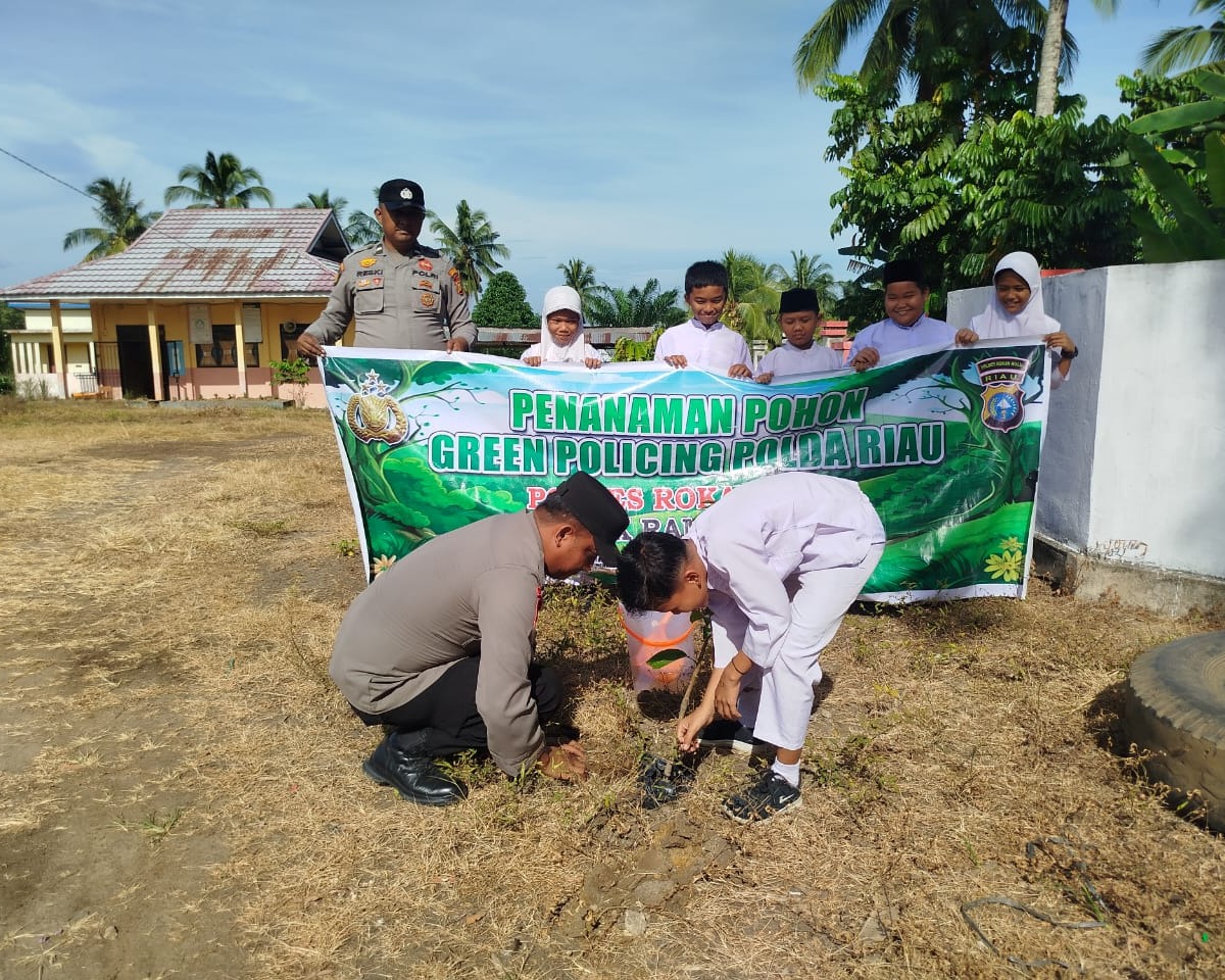 Semangat Wujudkan Program Green Poliching, Polres Rohul dan Polsek Jajaran Serentak Tanam Pohon Di 19 Lokasi Se-Kabupaten Rokan Hulu