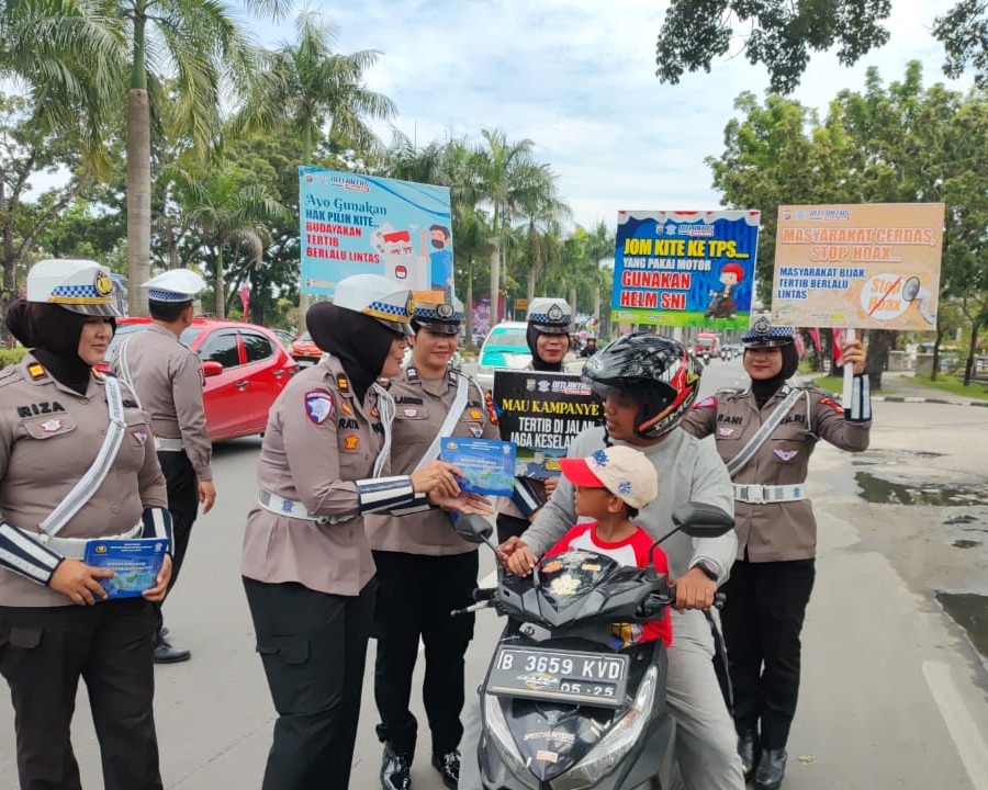 Tim Cooling System Ditlantas Polda Riau Berikan Edukasi Pengendara dan Masyarakat Di Kawasan Purna MTQ