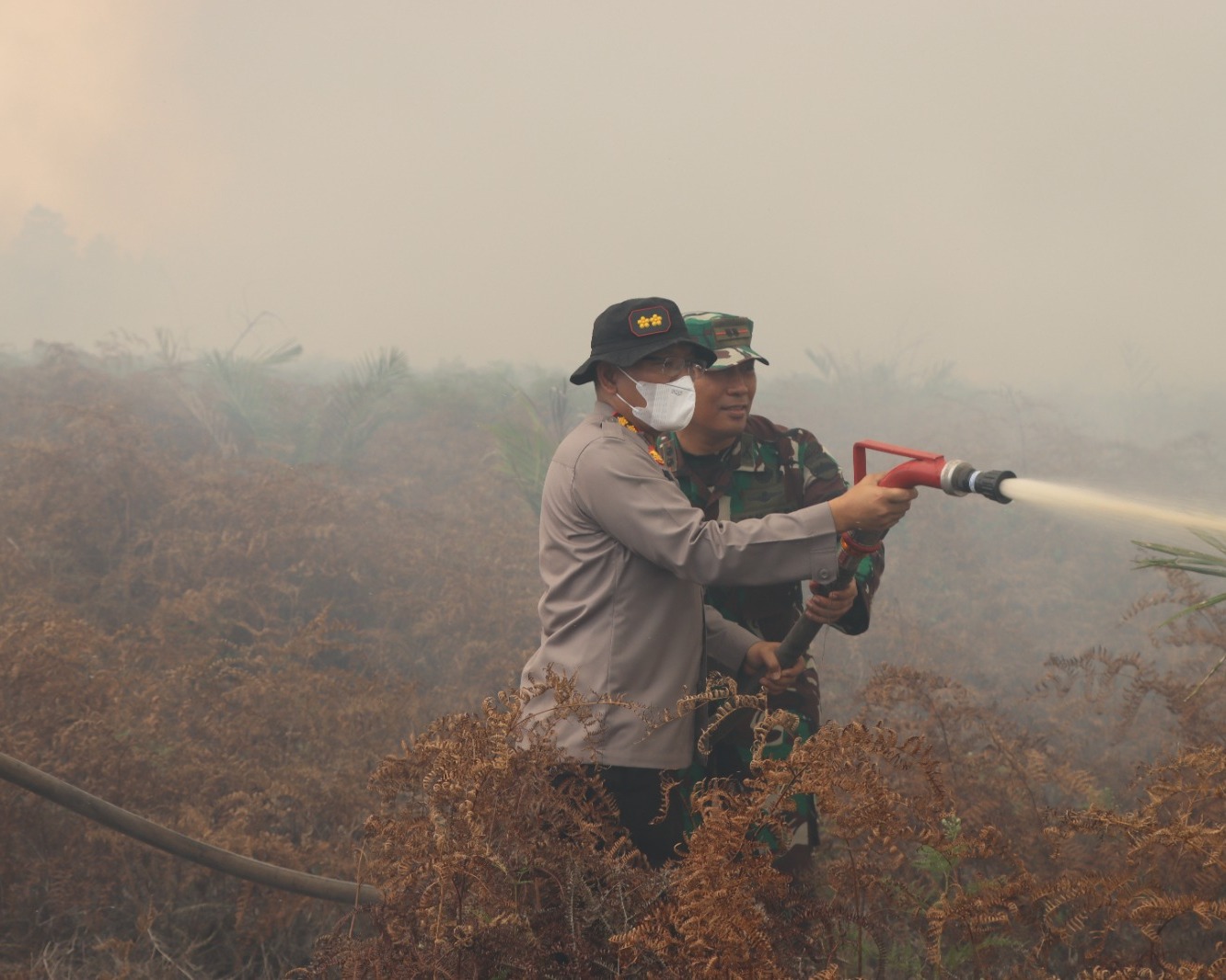 TNI-Polri Masih Terus Bersinergi Berjibaku Lakukan Upaya Pendinginan Karhutla