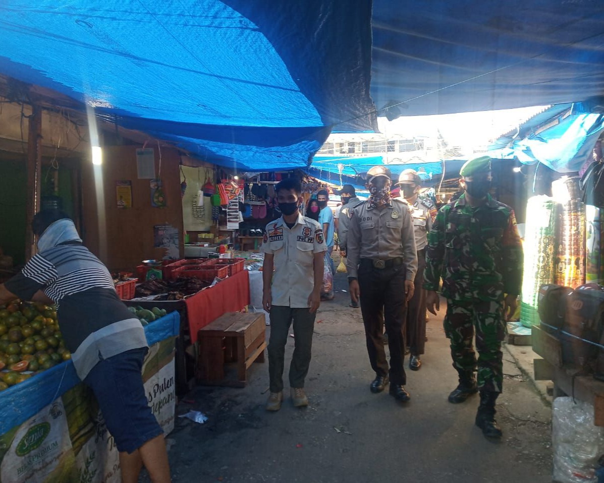 Babinsa Kodim 0301/Pekanbaru Bersama Petugas Gabungan Beri Himbauan Kepada Pengunjung Pasar Cik Puan Gunakan Masker