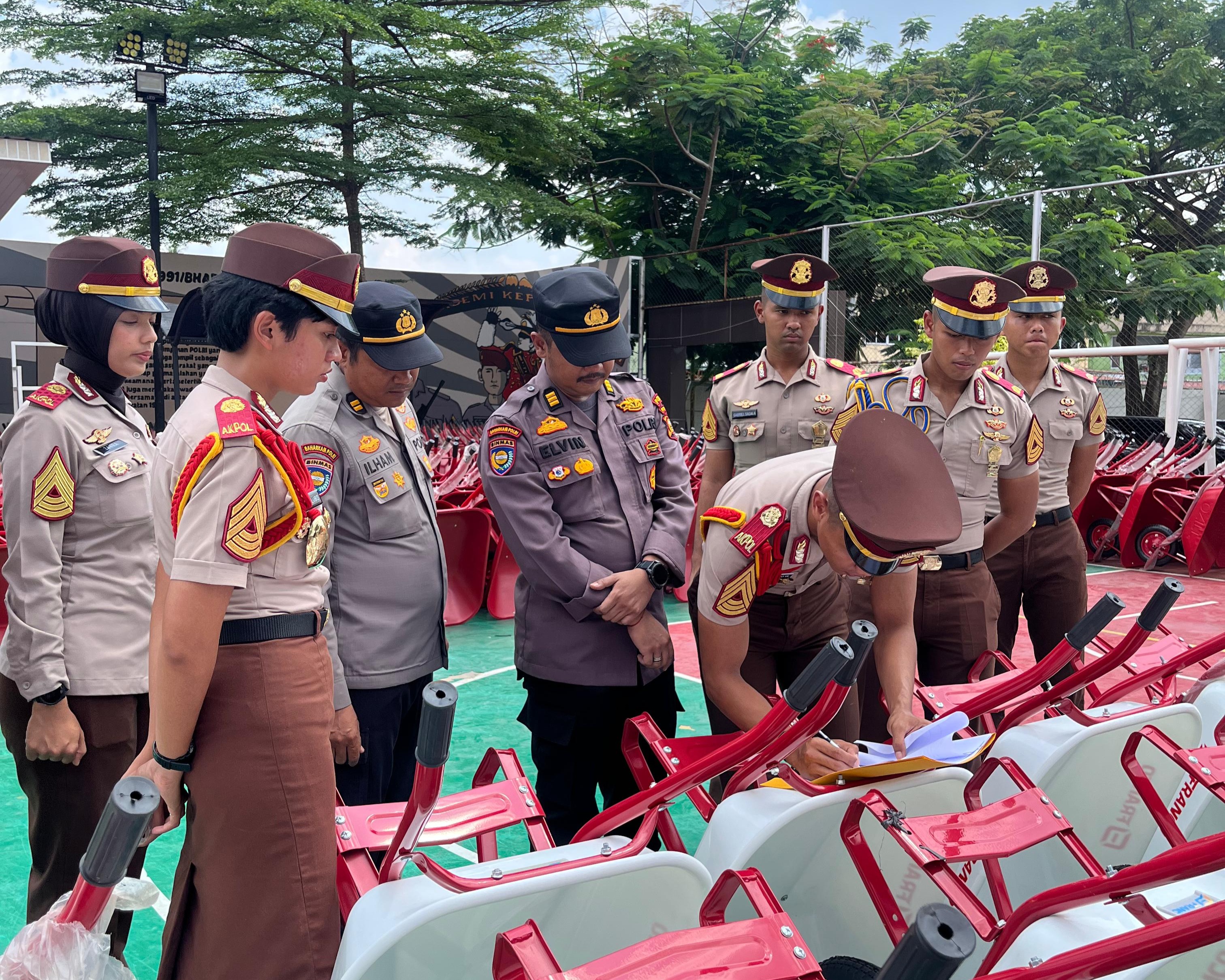 Taruna Akpol Den 58,59,60 Pengiriman Polda Riau Laksanakan Kegiatan Bakti Sosial Peduli Bencana Alam