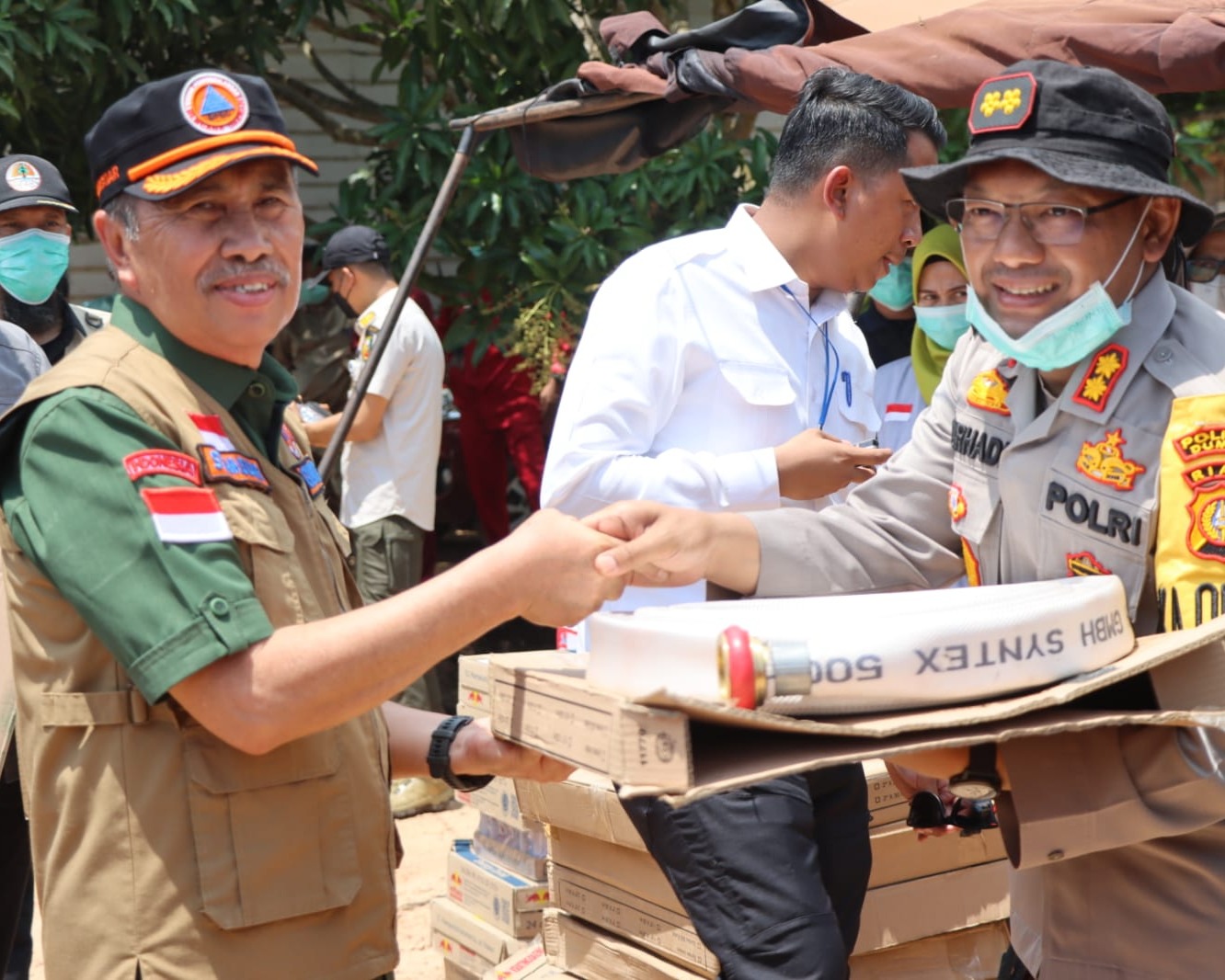 Gubri Bersama Jajaran Polda Riau Serta Tim Gabungan Berjibaku Pemadaman dan Pendinginan Karhutla di Kecamatan Medang Kampai