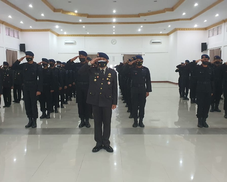 Personel Brimob Polda Riau Mengikuti Upacara Peringatan Hari Kesaktian Pancasila Secara Virtual