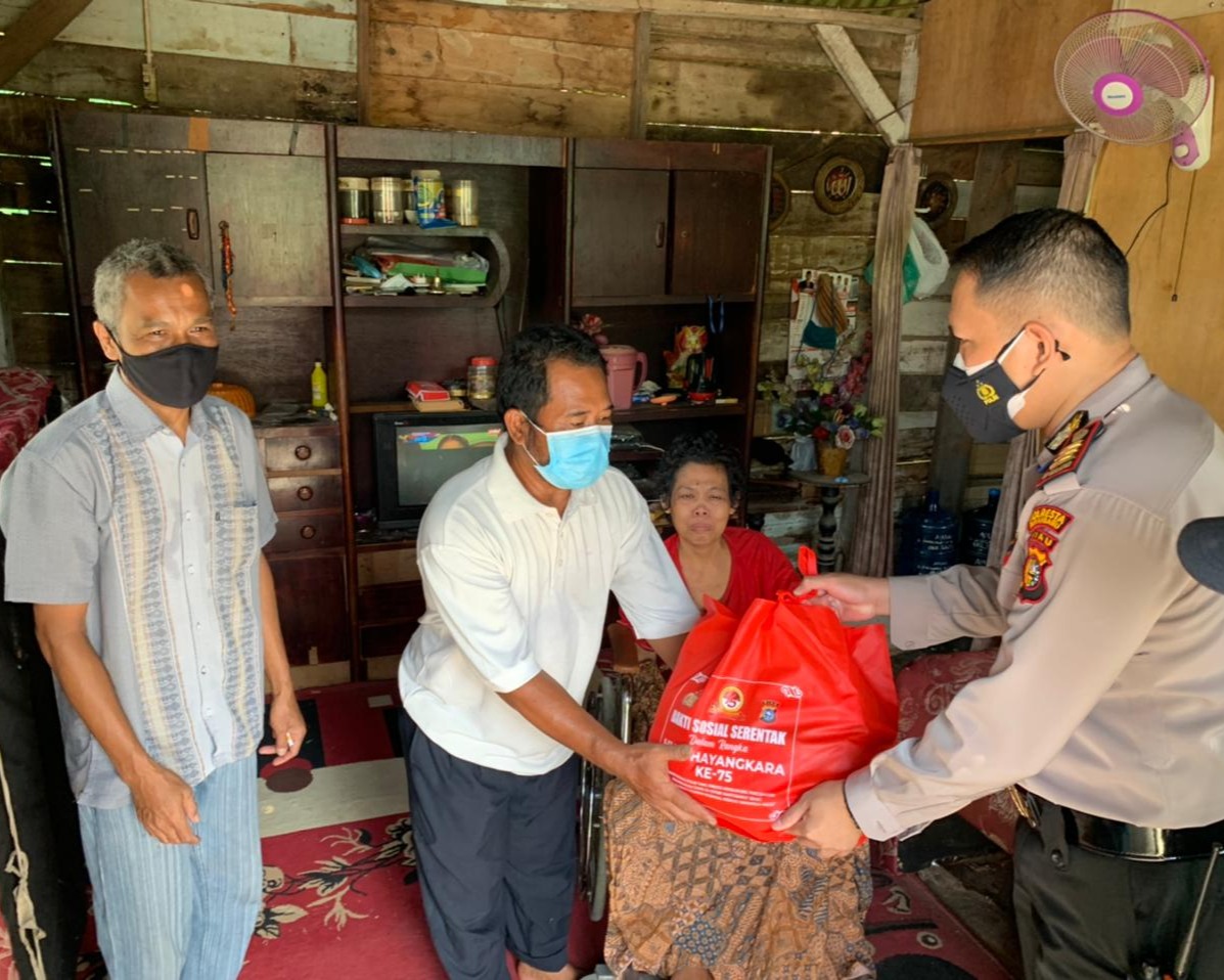Sambut HUT Bhayangkara Ke-75, Kapolsek Limapuluh Bersama Pak RW Langsung Turun Datangi Rumah Warga Yang Mengalami Sakit Stroke Serta Bagikan Sembako