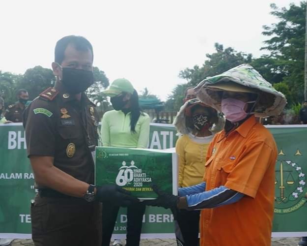 Dalam Rangka Menyambut Hari Bhakti Adhyaksa Ke-60 Tahun 2020, Kejaksaan Tinggi Riau Menyalurkan 3.500 Paket Sembako Kepada Warga Terdampak Covid-19