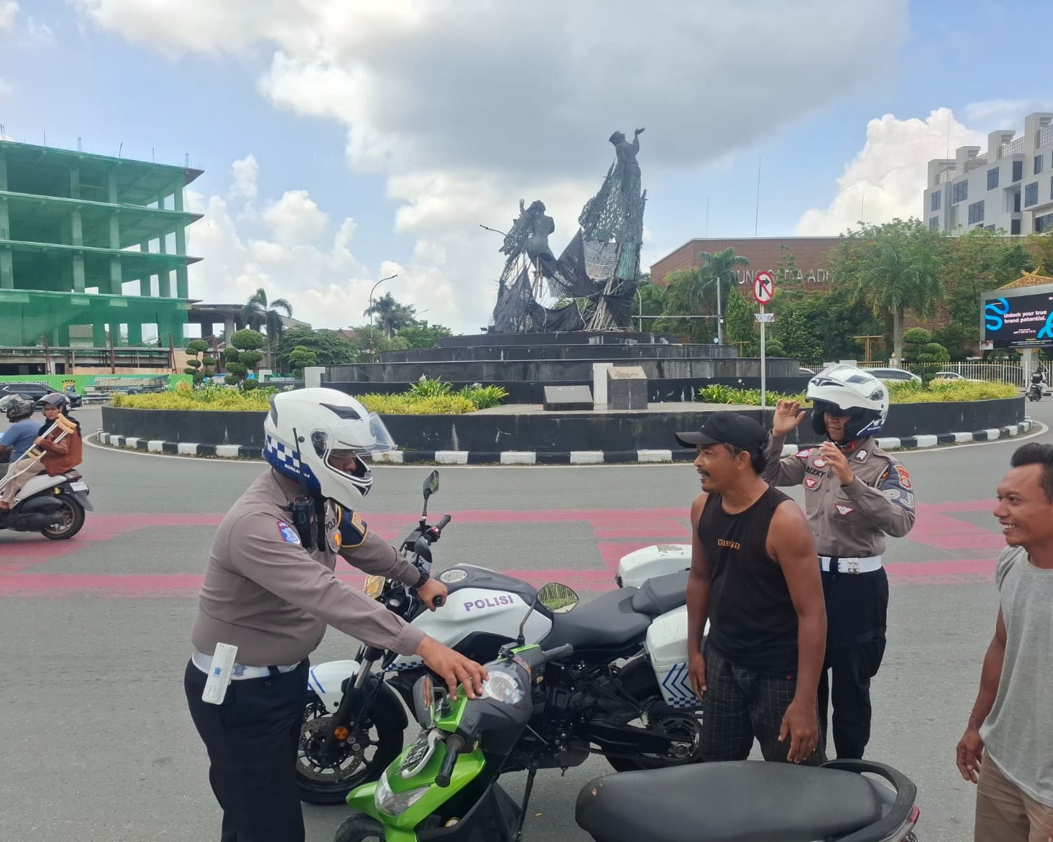 Patroli Beat Ditlantas Polda Riau, Hadir Di Jam Rawan Demi Kelancaran Lalu Lintas Pekanbaru