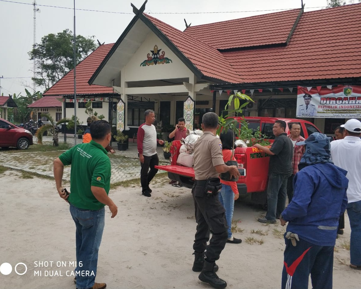 Bhabinkamtibmas dan Lurah Bukit Tunggal Gerakan Tanam Pohon 