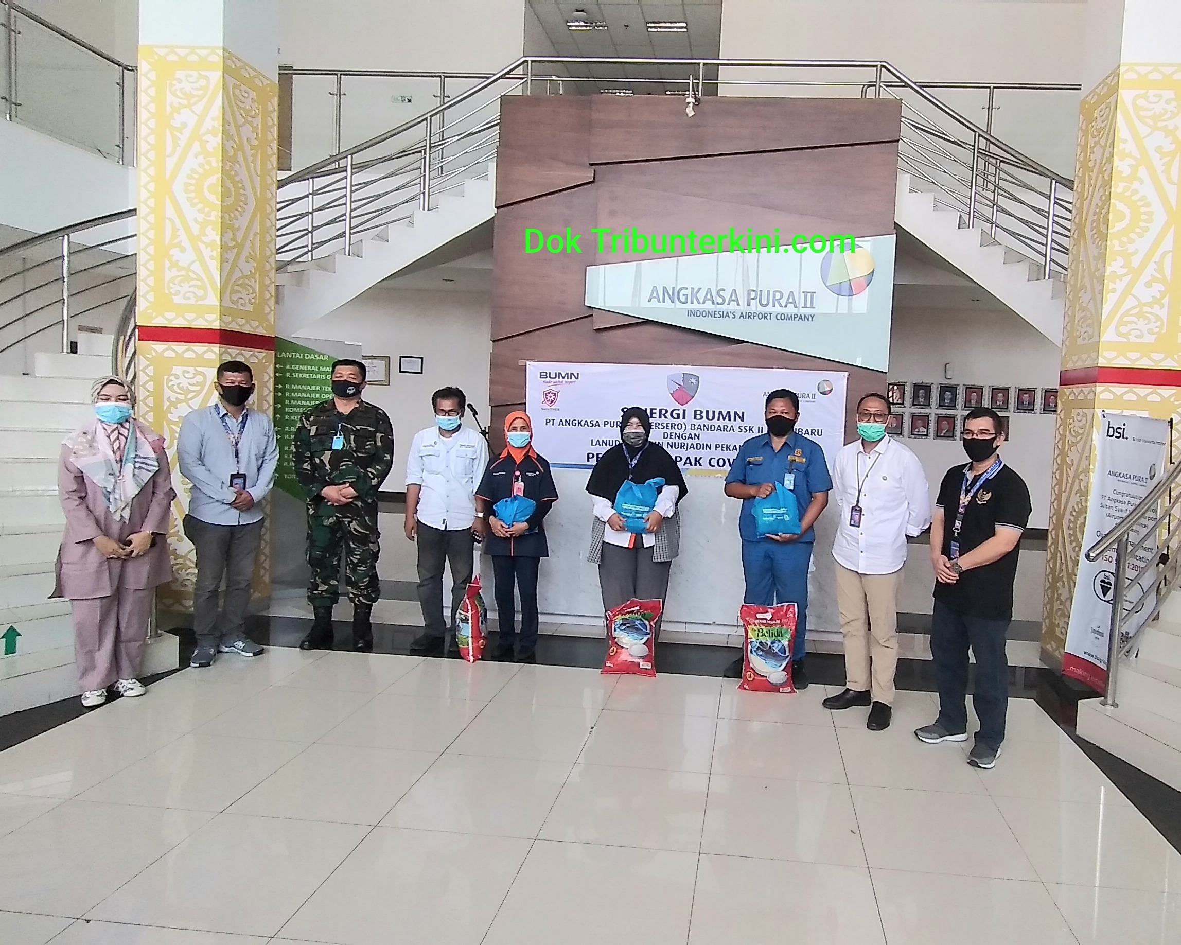 Peduli Dampak Covid-19, Sinergi BUMN PT Angkasa Pura II (Persero) Bandara SSK II Pekanbaru Dengan Lanud Roesmin Nurjadin Pekanbaru Laksanakan Pembagian Bantuan Paket Sembako