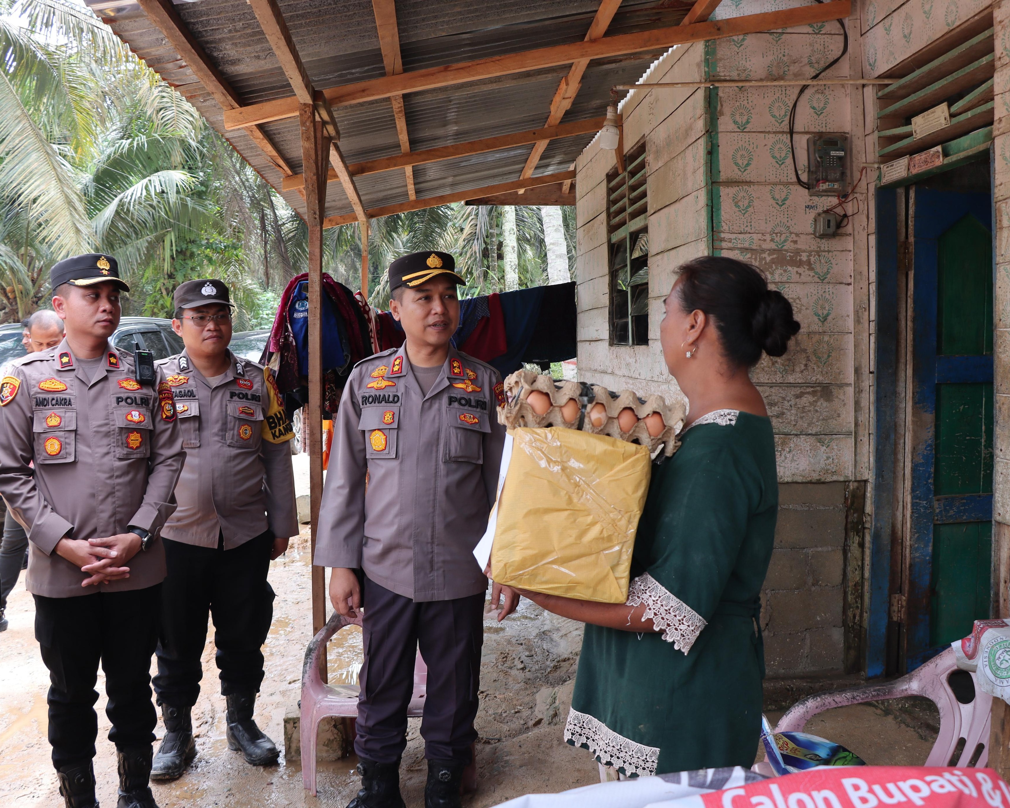 Kapolres Kampar Tinjau Lokasi Banjir di Desa Sukaramai, Salurkan Bantuan dan Himbau Masyarakat Tetap Waspada