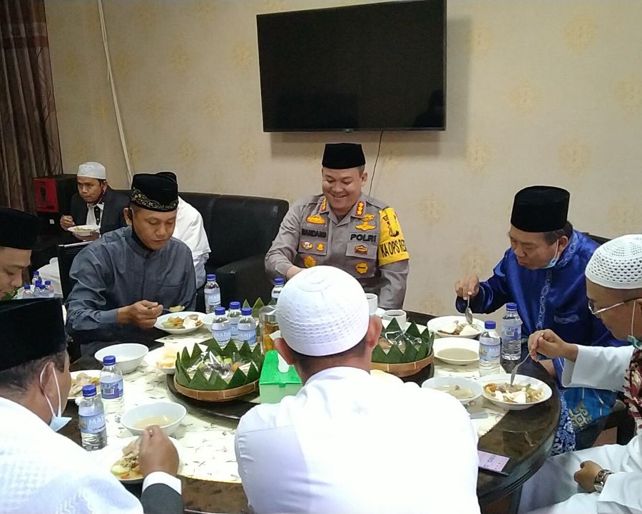 Dandim 0301/PBR Bersama Walikota Pekanbaru Laksanakan Sholat Idul Adha 1441 H 2020 M di Masjid Agung AR-Rahman, Menerapkan Protokol Kesehatan