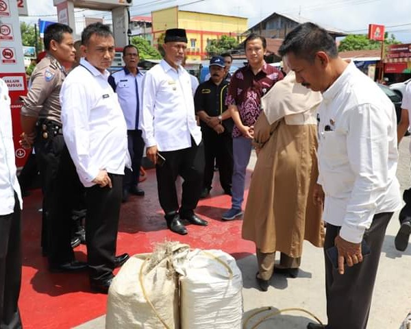 Antrian Di SPBU Kembali Terjadi, Mahyeldi Minta Pertamina Tingkatkan Pengawasan Dan Carikan Solusi
