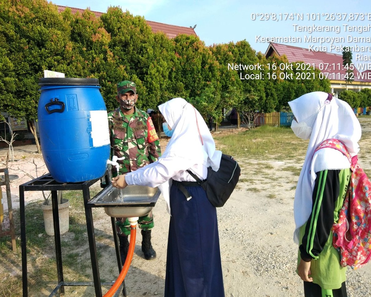 Babinsa Kodim 0301/PBR Laksanakan Pengawasan Belajar Tatap Muka Dalam Penerapan Prokes di SMP Negeri 37 Pekanbaru