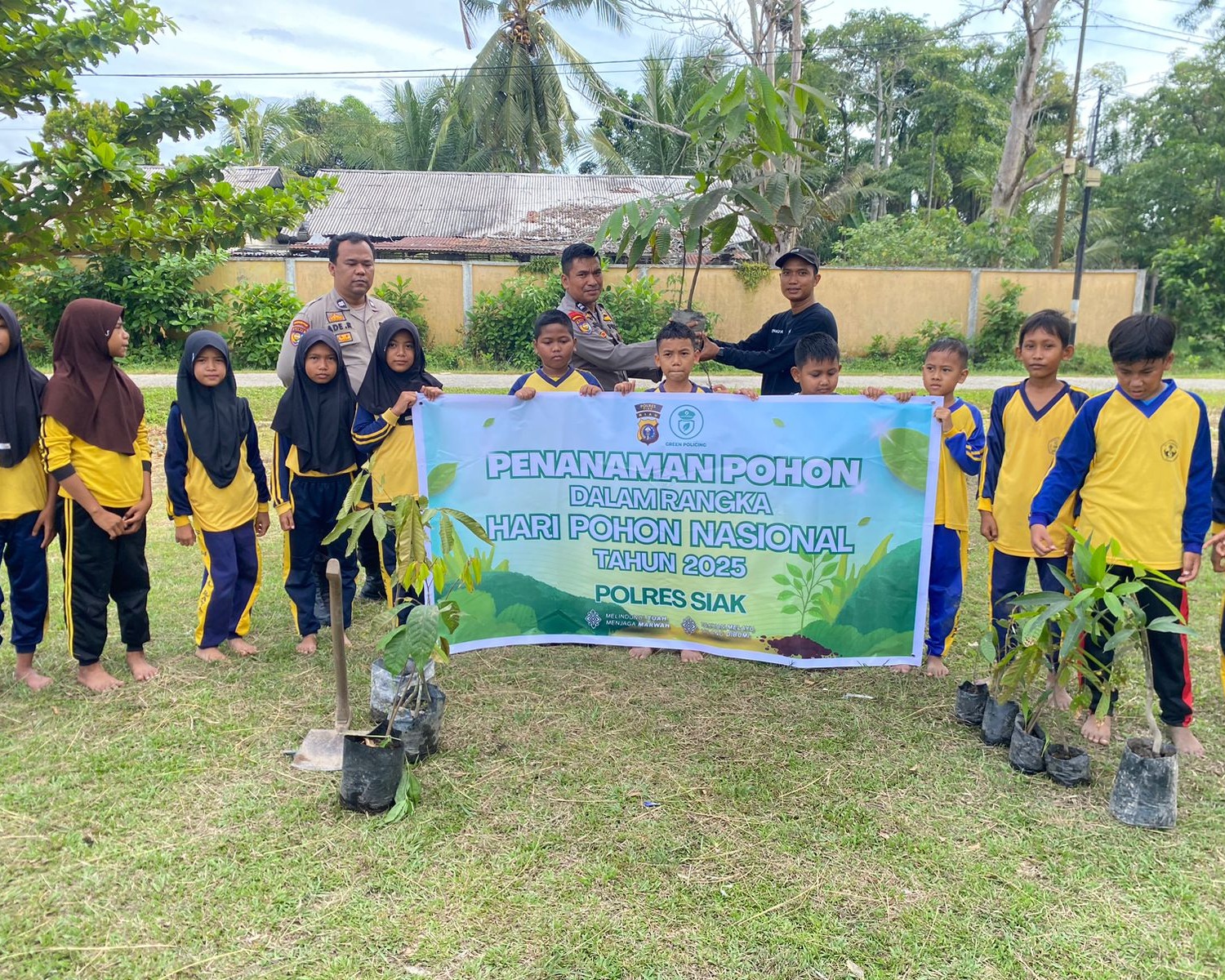 Polres Siak Tanam 155 Pohon Dukung Gerakan 21.000 Pohon Serentak Polda Riau: Wujud Nyata Green Policing Di Hari Pohon Nasional 2025