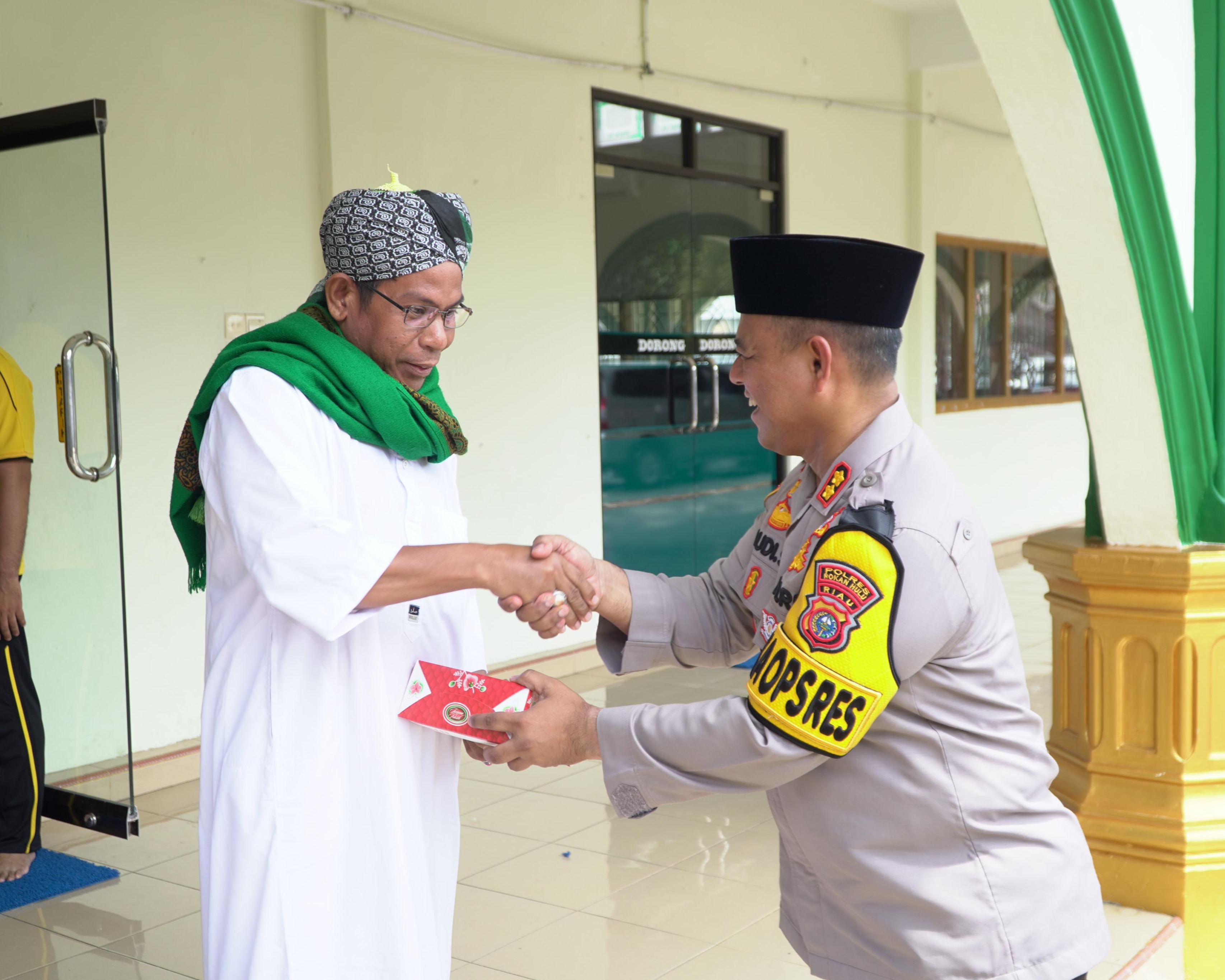 Kapolres Rohul Laksanakan Giat Coolling System Serta Jum'at Berkah Bagikan Ratusan Nasi Kotak di Masjid Raya Kota Pasirpangaraian dan Panti Asuhan Al-Uswah