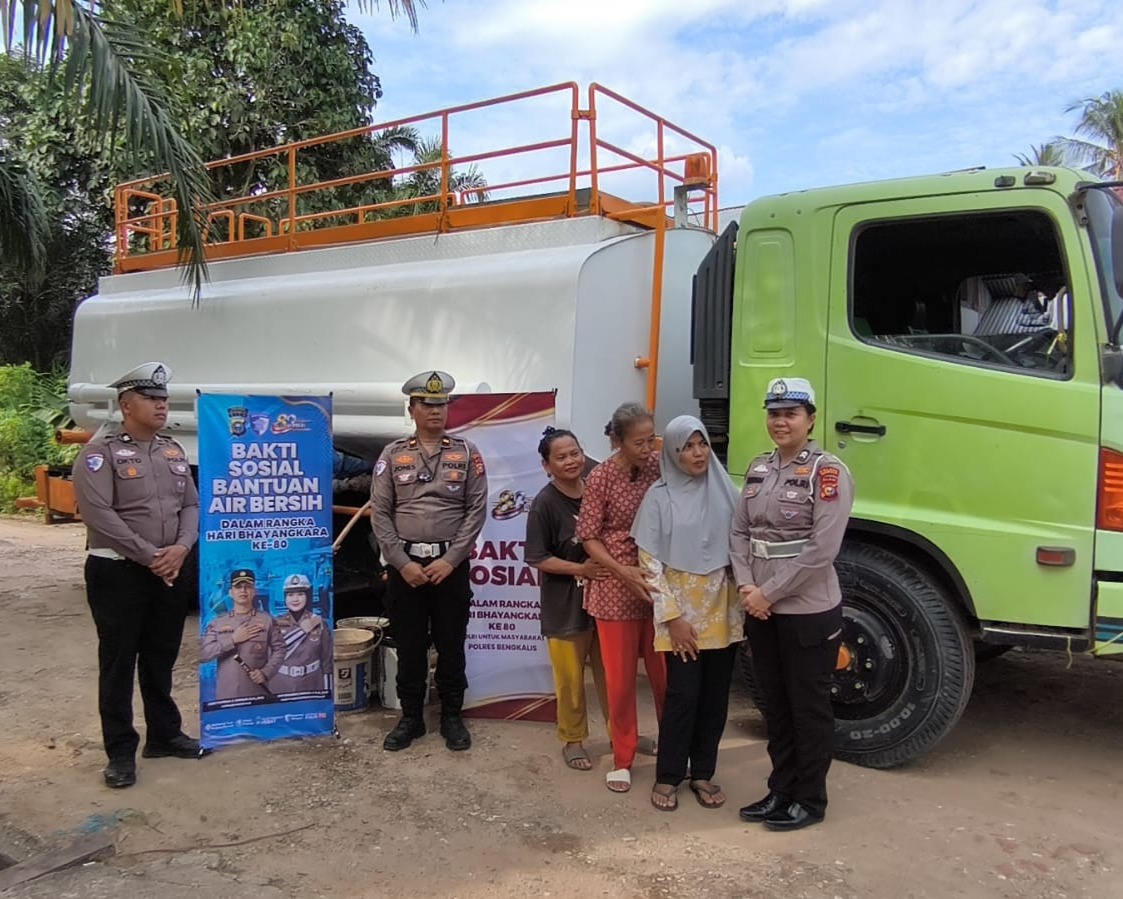 Polantas Menyapa: Hingga Hari ini 3.360 Paket Bansos Dan 24 Titik Air Bersih Disalurkan Polda Riau 