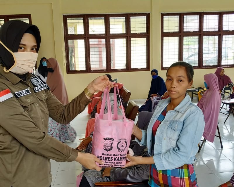 100 Paket Bantuan Kemanusiaan Ramah Perempuan dan Anak Dari Bhayangkari Polres Kampar Dibagikan