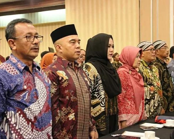 Menpan RB Menyerahkan Penghargaan Arsip Nasional Kepada Bupati Kendal 