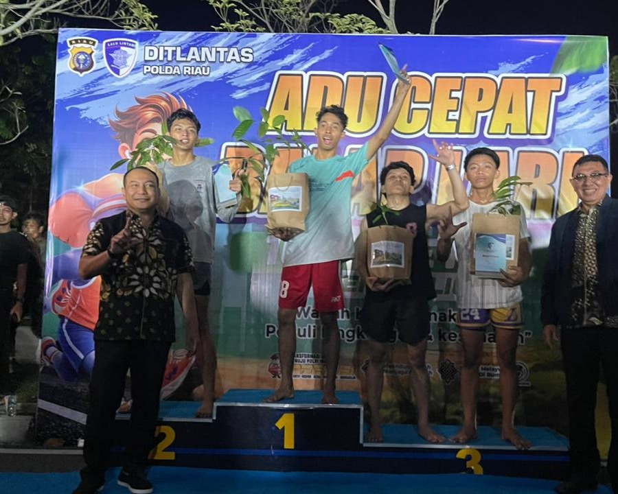 Malam Ramadhan Penuh Energi, Kapolda Riau Hadiri Adu Cepat Lari 100 Meter, Generasi Muda Sportif dan UMKM Laris Manis