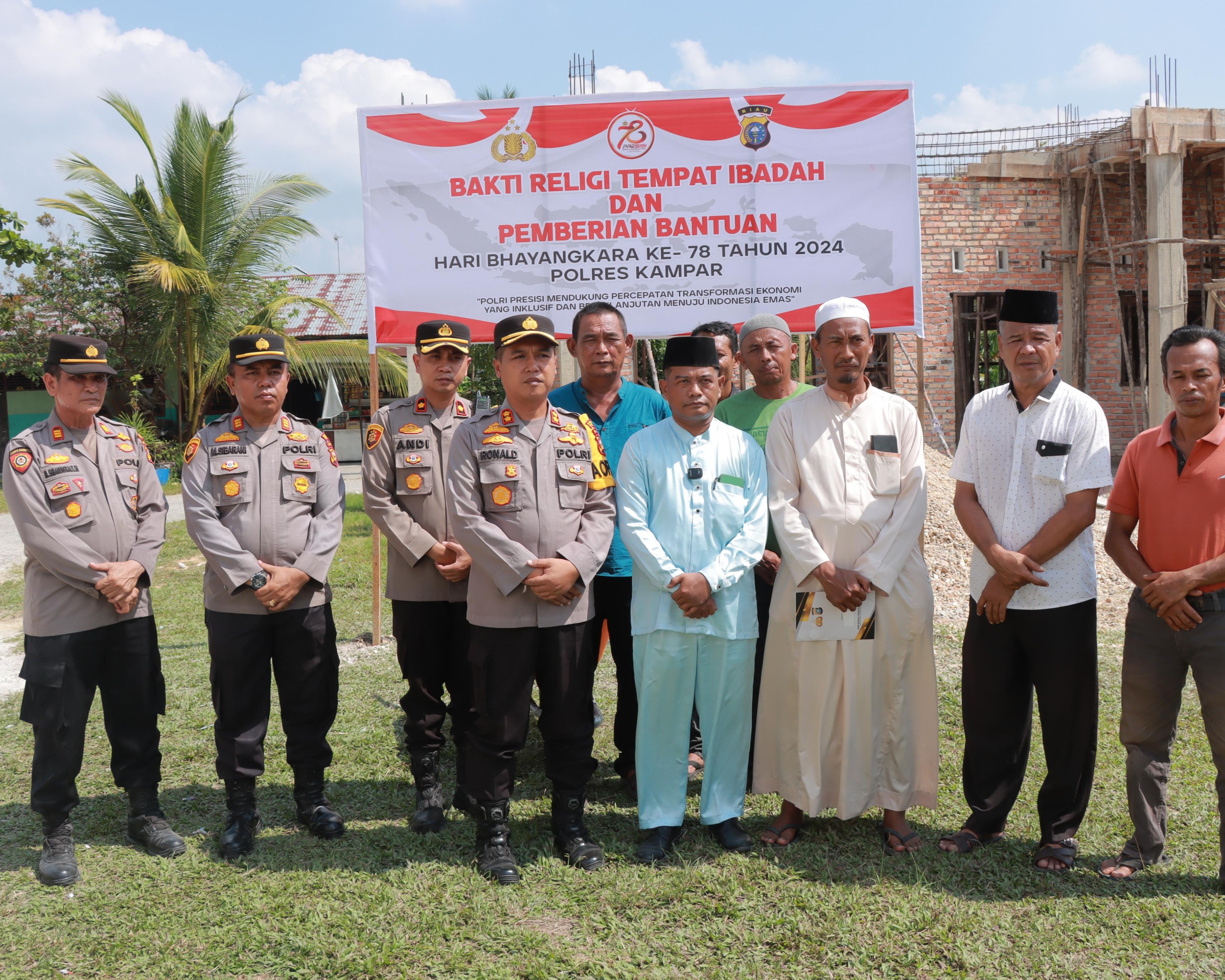 Jelang Hari Bhayangkara Ke-78, Polres Kampar Serahkan Bantuan Material Untuk Pembangunan