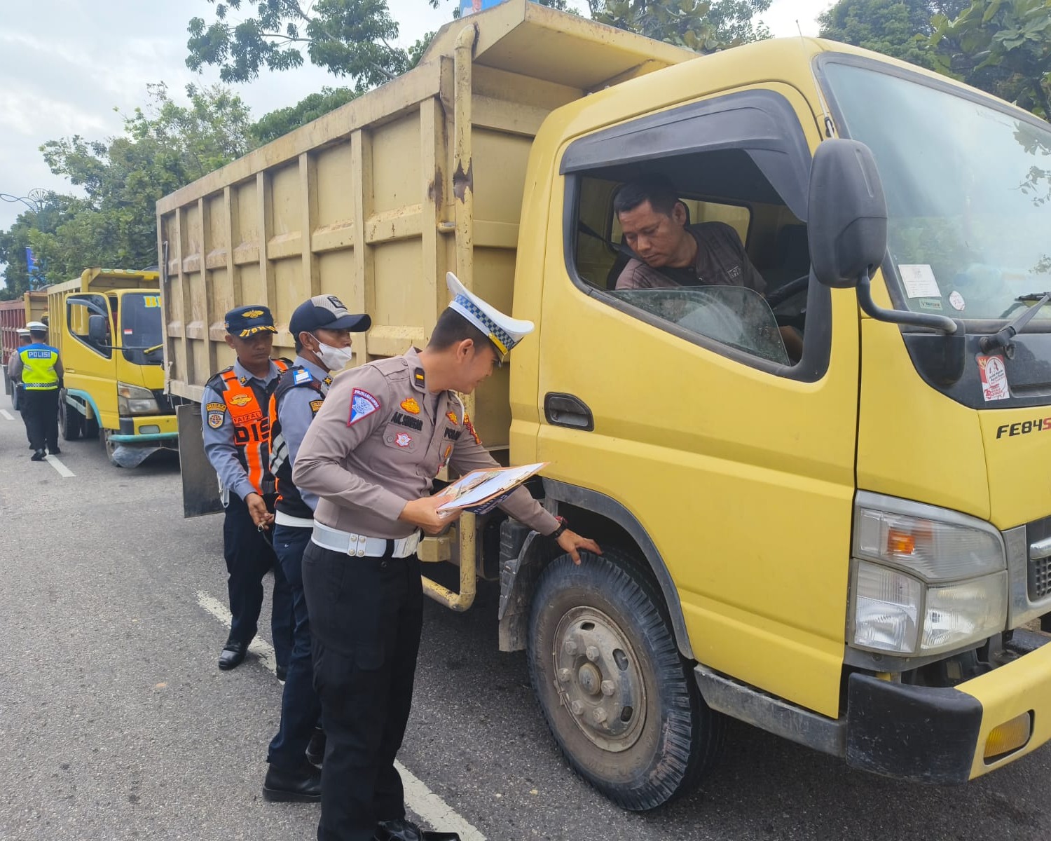 Dalam Rangka Program Bung Selamat, Satlantas Polres Siak Berkolaborasi Dengan Dishub Laksanakan Ramp Check Kendaraan Angkutan Umum